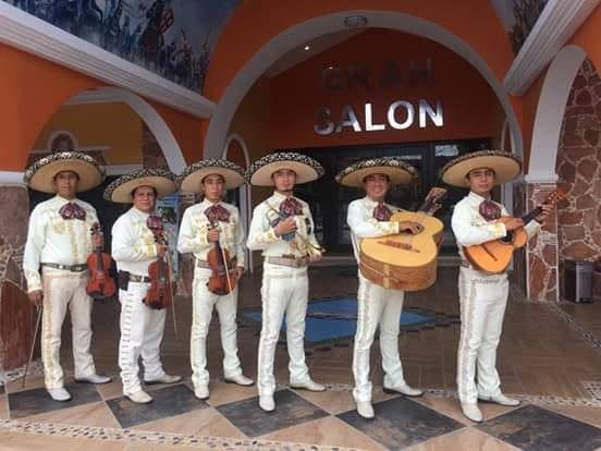Mariachi Mexico 2000 con traje blanco