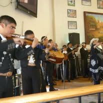 Presentacion de Mariachi Mexico 2000 con traje negro