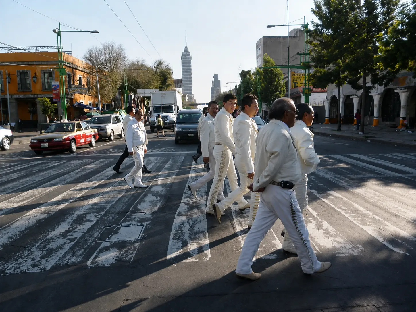 Integrantes de Mariachi México 2000 caminando sobre Eje Central Lázaro Cárdenas, Ciudad de México