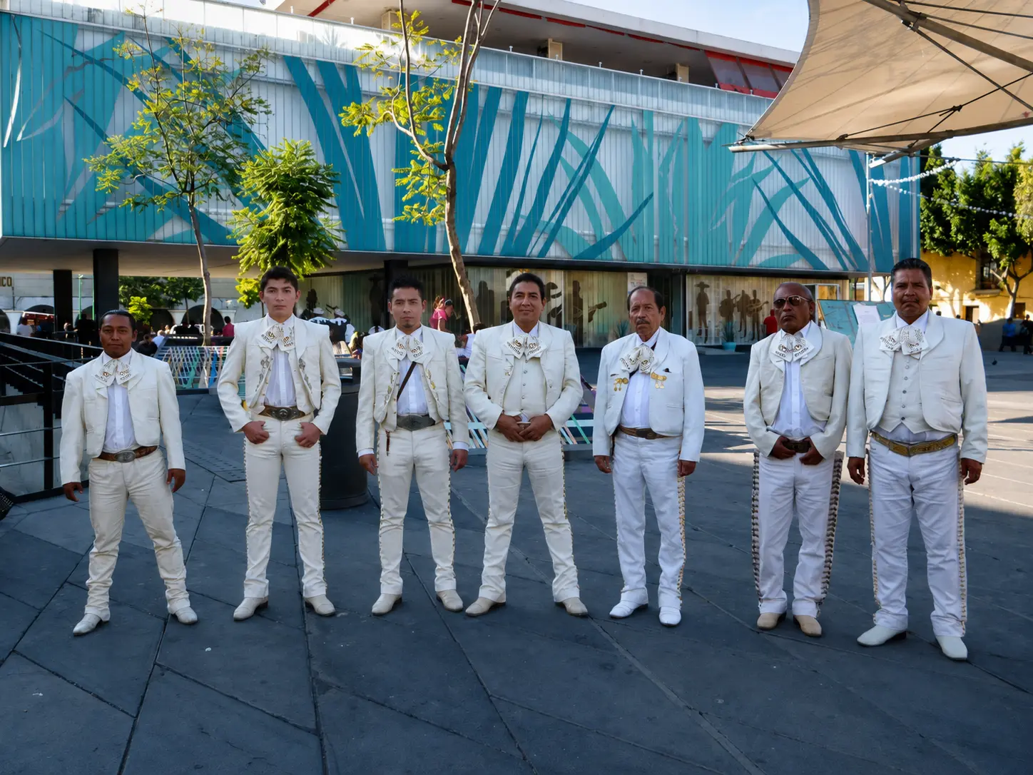 Formación histórica de siete integrantes de Mariachi México 2000 en Plaza Garibaldi, Ciudad de México