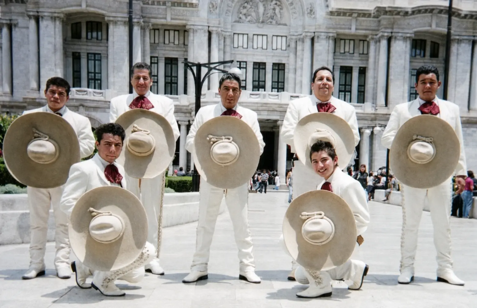 Formación histórica de Mariachi México 2000 frente al Palacio de Bellas Artes, Ciudad de México