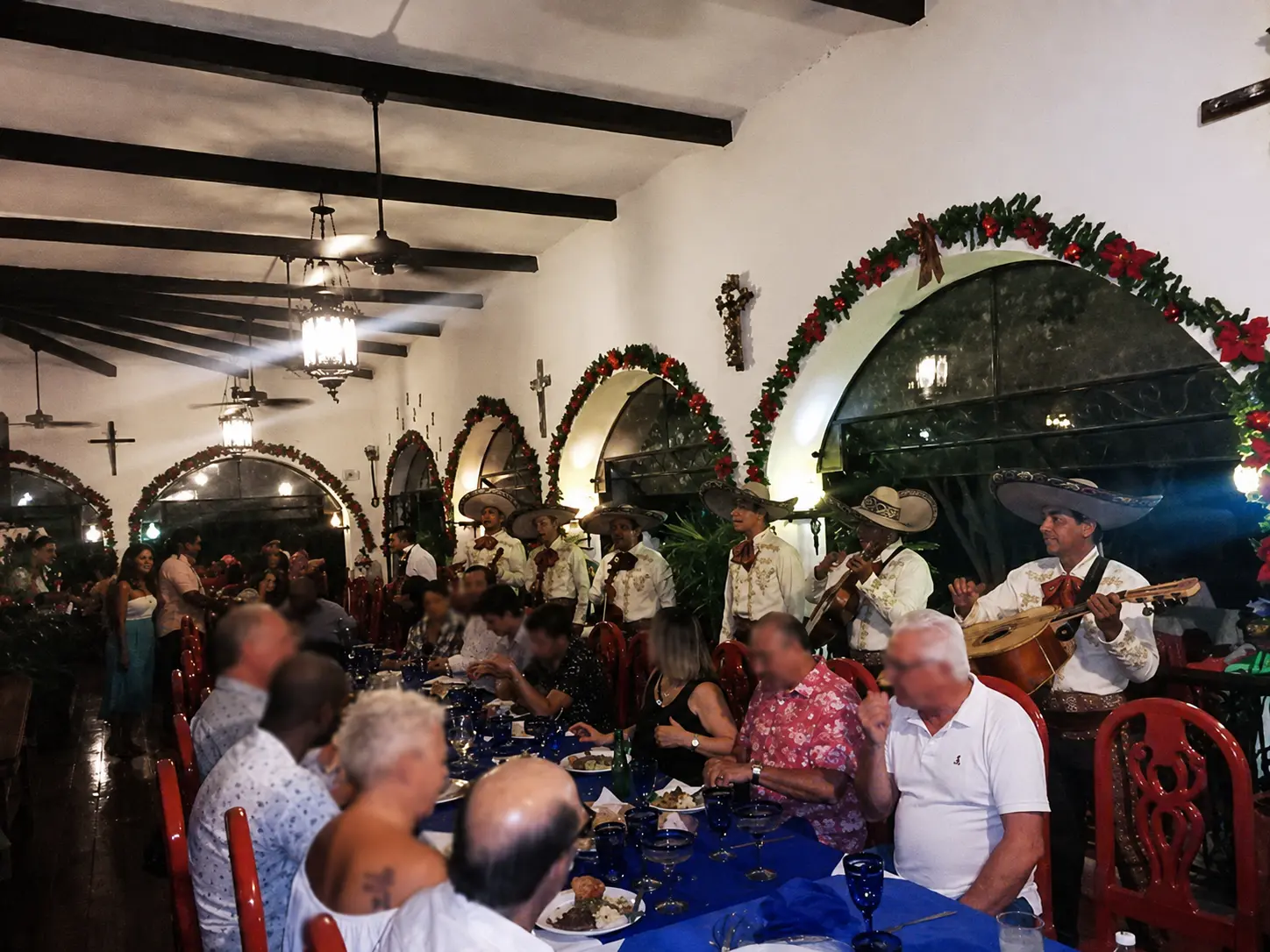 Presentación histórica de Mariachi México 2000 en un restaurante de Cozumel