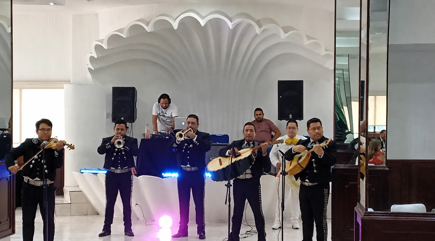 Formación actual completa de Mariachi México 2000 durante una presentación reciente