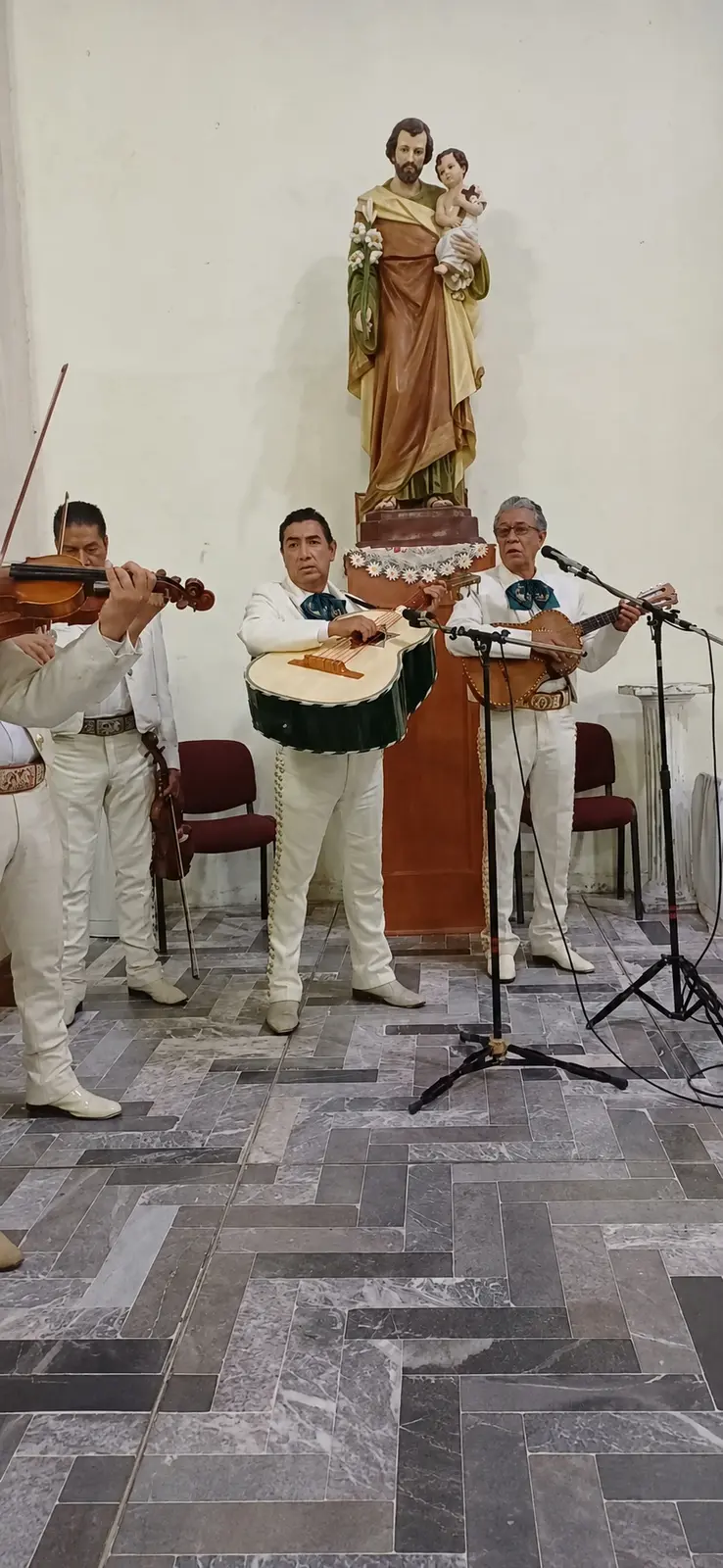 Integrantes actuales de Mariachi México 2000 con traje blanco durante una presentación reciente