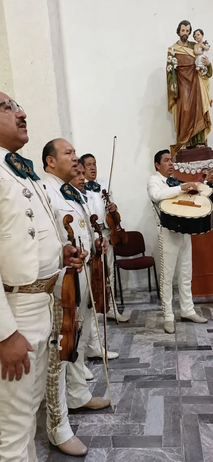 Formación actual de Mariachi México 2000 interpretando música durante una presentación reciente