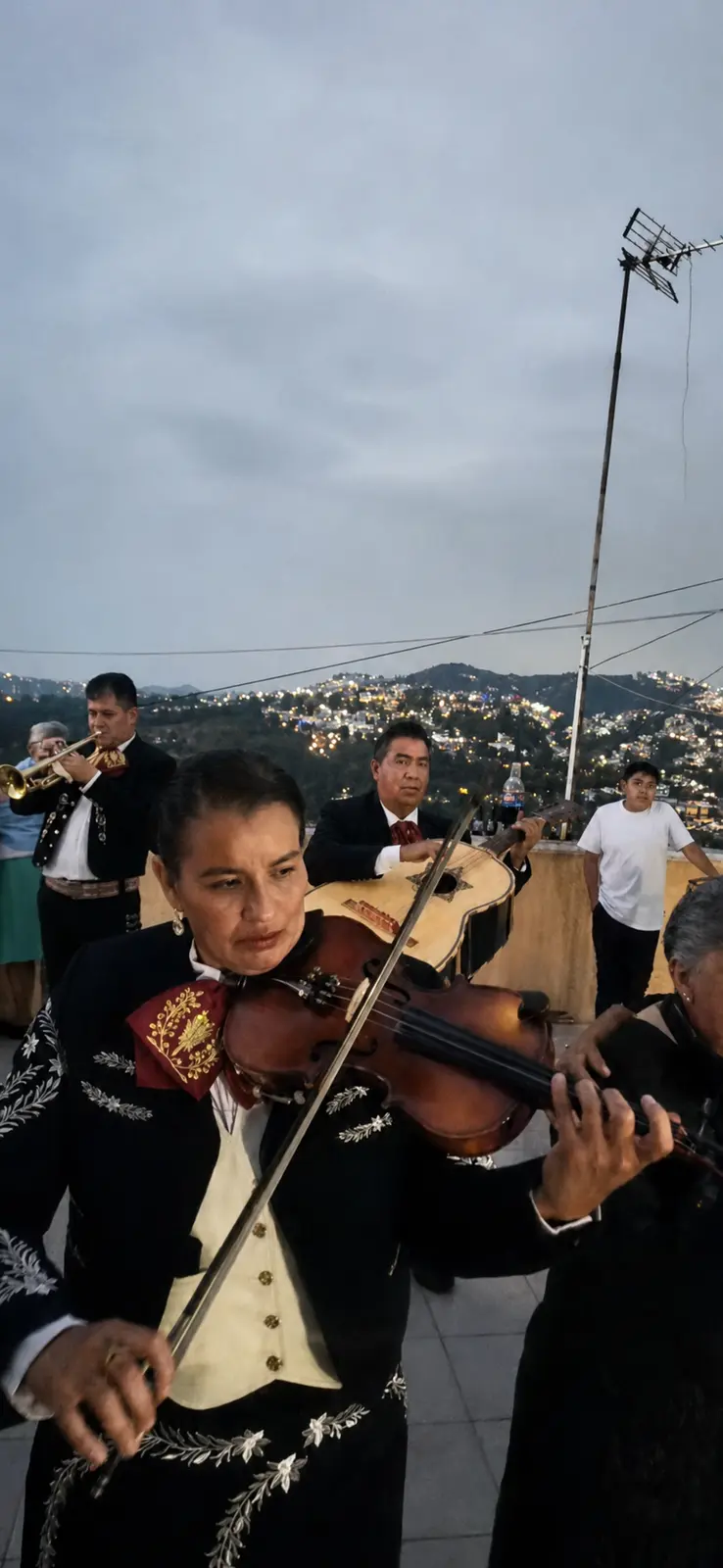 Violinista y músicos de Mariachi México 2000 durante una presentación nocturna reciente